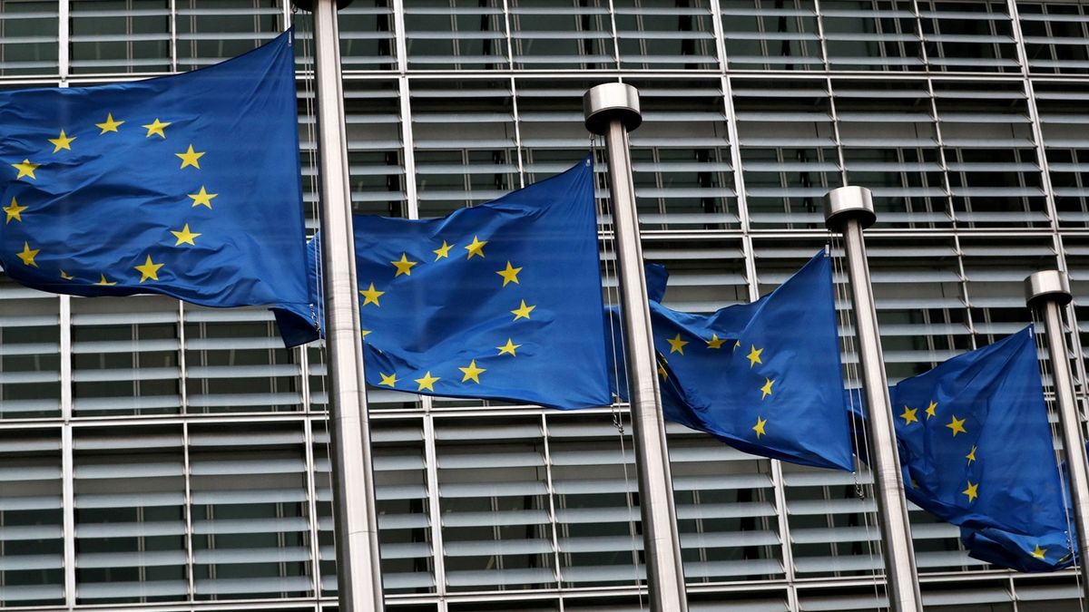 „Perverze uprostřed krize.“ Úředníkům v EU se razantně zvýší platy